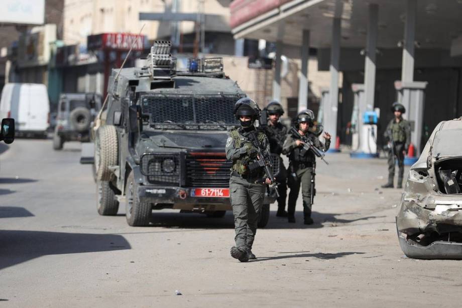 Israeli forces raid West bank’s Qalandiya, close roads north of Jerusalem – Middle East Monitor