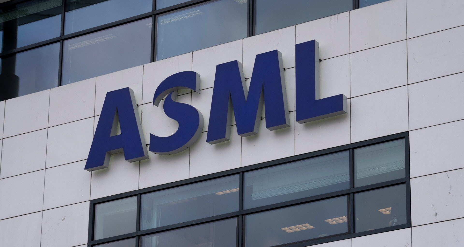 Tech giant ASML announces record orders in boost for AI boom | Technology