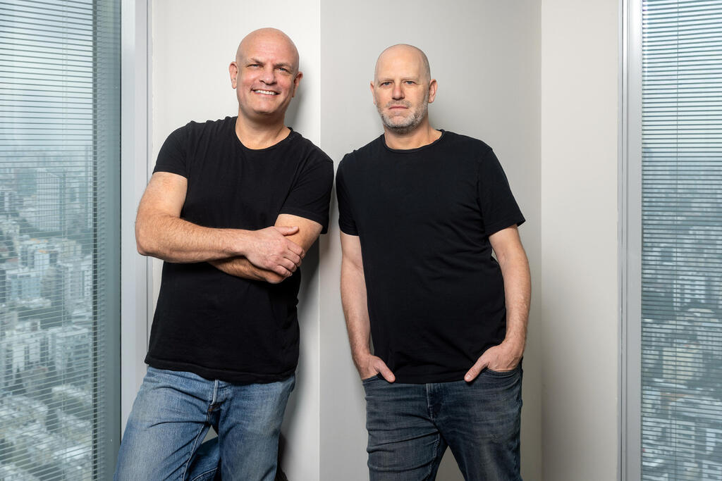 מימין ארז מוסקוביץ' מייסד Tasq AI ונשיא החברה הממוזגת ו יואב זיו מנכ"ל החברה הממוזגת