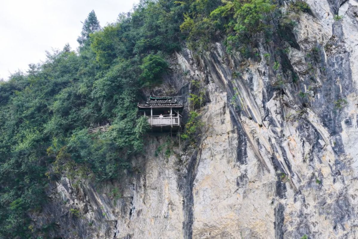 House hanging on a 100-meter cliff reveals ancient temple hidden in giant cave, rotten stairs, suspended walkways and impressive mysteries (2)