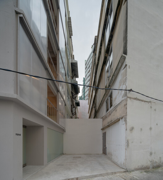 Nova Contemporary Gallery / Skarn Chaiyawat - Interior Photography, Concrete, Balcony