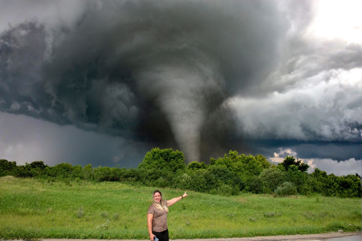 A woman decides to face tornadoes up close and turns storms into work, documenting phenomena with winds between 60 km/h and 300 km/h in regions known for extreme instability.