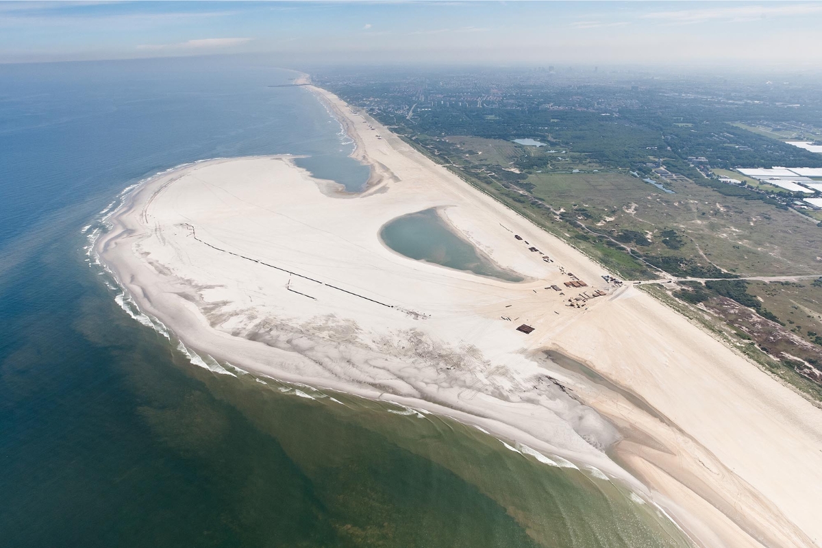 An experiment became a global benchmark by creating a mega-deposit with 21,5 million m³ of sand and allowing the wind and sea to redistribute the material, rebuilding the coastline.