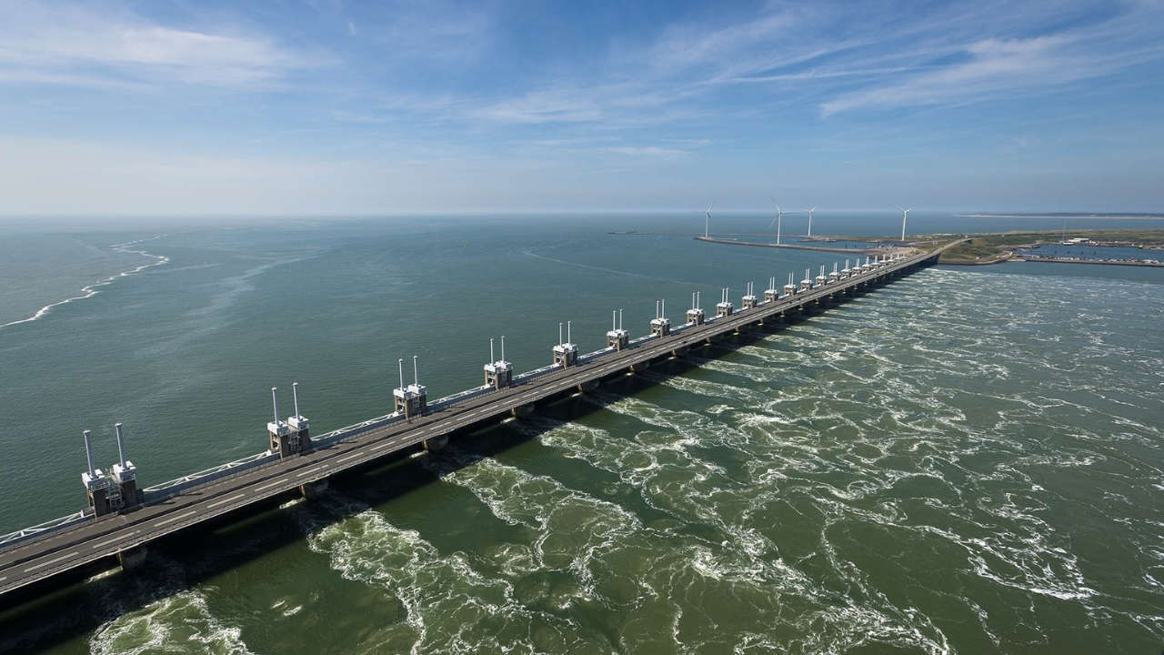 In a European country where 26% of the territory is below sea level, walls up to 60 meters high, more than 400 floodgates, and a barrier of about 9 kilometers keep cities dry and transform water into a calculated risk.