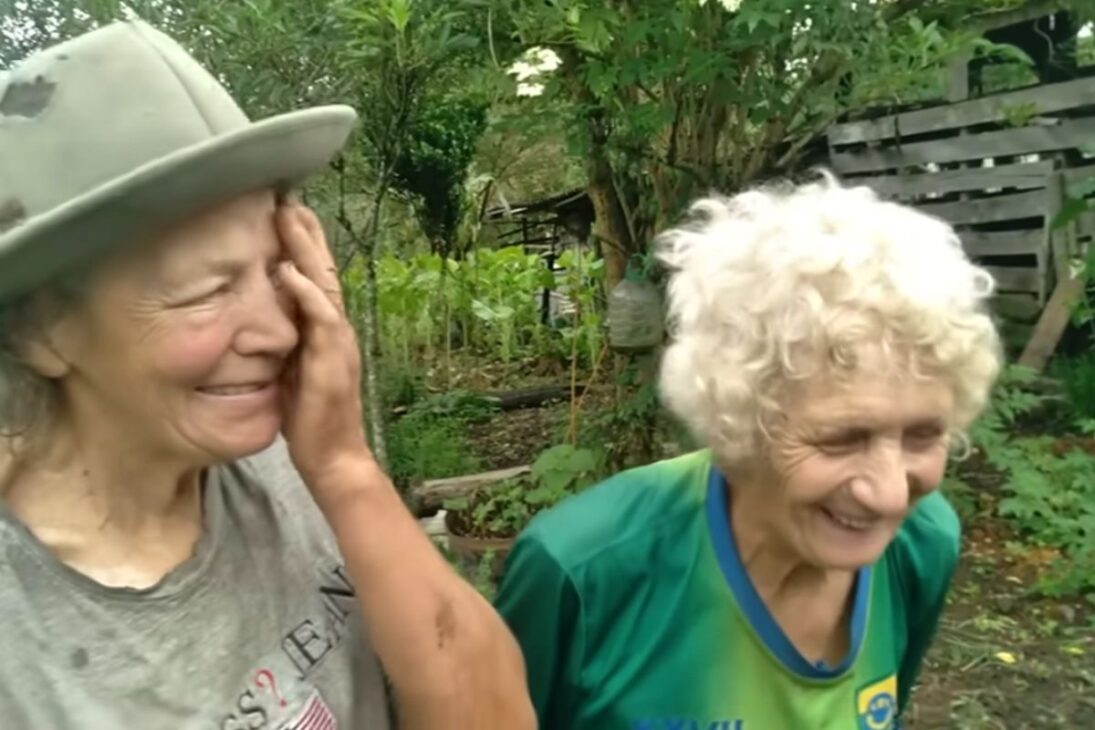 Two sisters, aged 72 and 73, live alone, maintain a vegetable garden, go to the market with milk, and base their care on medicinal plants, demonstrating their routine, income, and self-care in the countryside.