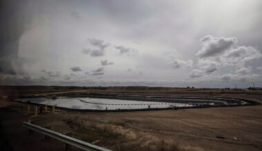 Worker dies at Suncor oil sands site near Fort McMurray as machinery sinks into muskeg