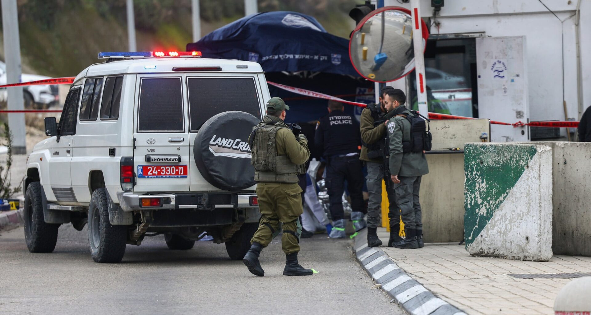 Palestinian man shot dead after attempting to stab soldiers at Jerusalem checkpoint