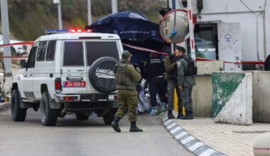 Palestinian man shot dead after attempting to stab soldiers at Jerusalem checkpoint