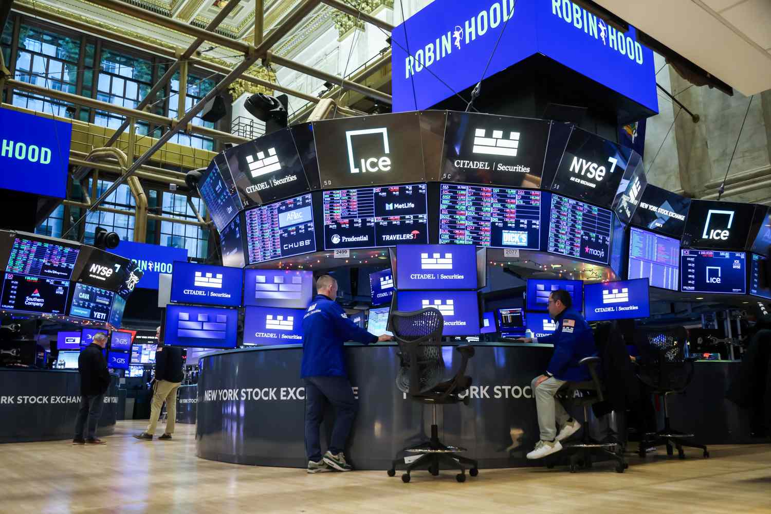 Stock Futures Mixed, Little Changed After Dow Hits New All-Time High