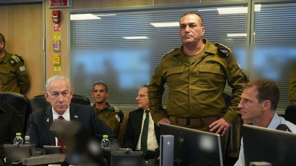 ראש הממשלה, שר הביטחון והרמטכ"ל צופים בתקיפה מהבור בקרייה