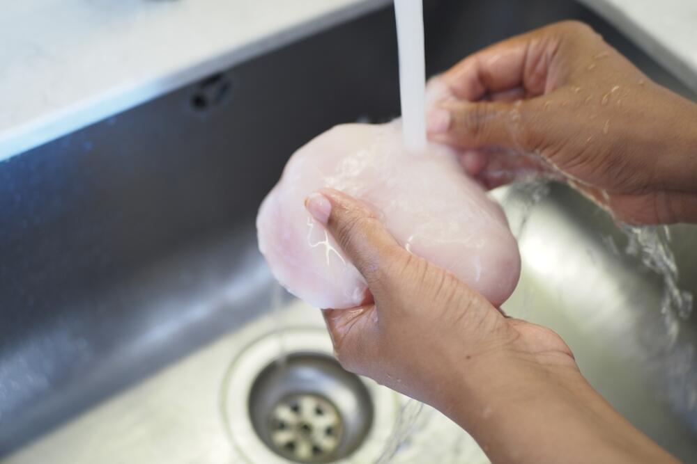 Photo: Shutterstock שטיפת עוף