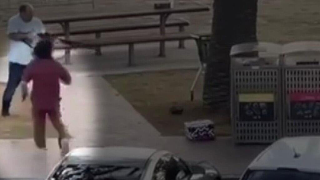 Gefen Biton runs to confront the shooter at Bondi Beach (Photo: thenewdaily) גפן ביטון שחתר למגע בפיגוע בסידני אוסטרליה ונפצע