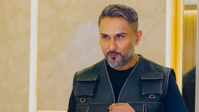 Social media users are slamming Honey Singh for the vulgar remark.