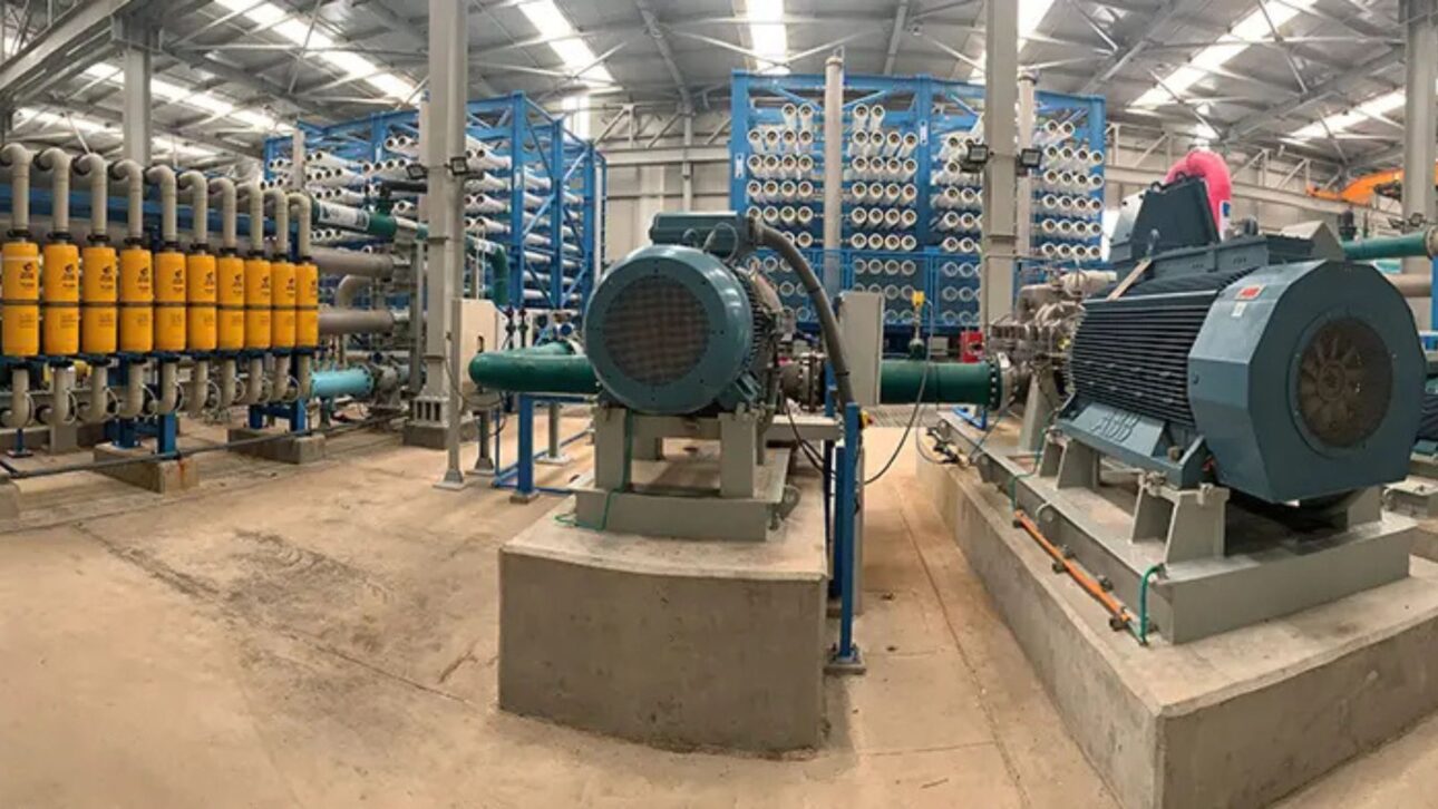 A power plant in the Atacama Desert transforms seawater into potable water per hour, guaranteeing a supply to Chilean cities in a region of extreme scarcity.