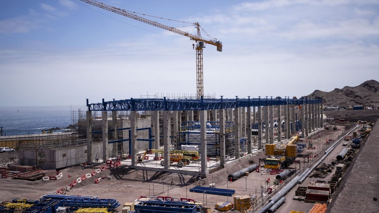 A power plant in the Atacama Desert transforms seawater into potable water per hour, guaranteeing a supply to Chilean cities in a region of extreme scarcity.