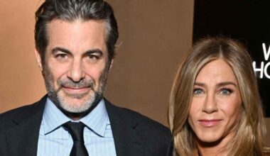 Jennifer Aniston's BF Jim Curtis Shows Love to Her String Bikini Video
