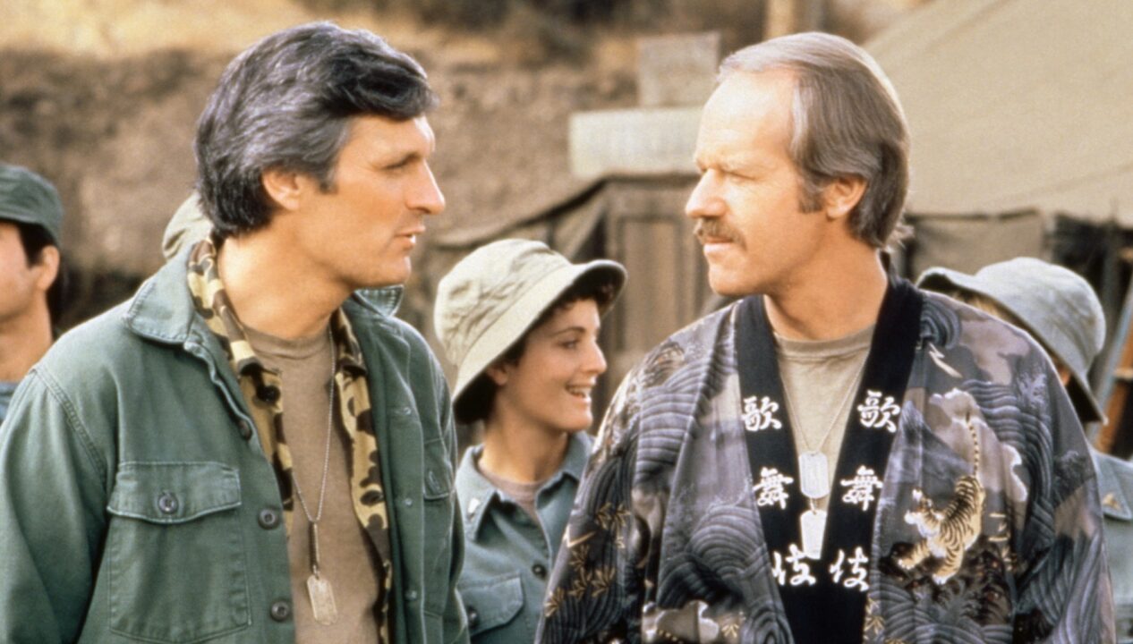 MASH, (aka M*A*S*H), from left: Alan Alda, Linda Meiklejohn, Mike Farrell, 1972-1983. ph: ©20th Century Fox Television / courtesy Everett Collection