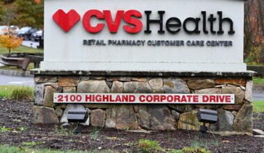 US lawmakers seek testimony from five health insurers