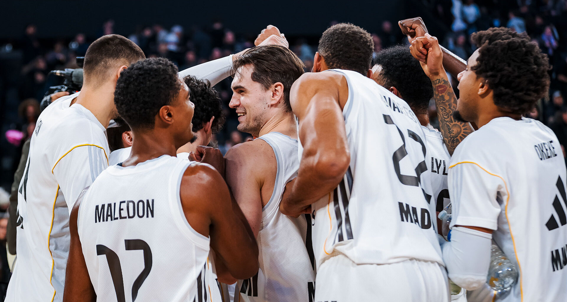 Whites chasing victory behind closed doors