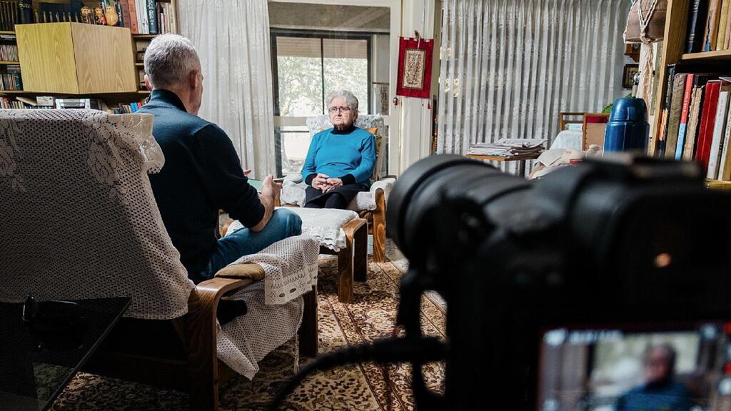 פנינה בן יוסף משתפת בסיפורה בפני המראיין אוהד אופז ממיזם עדות 710