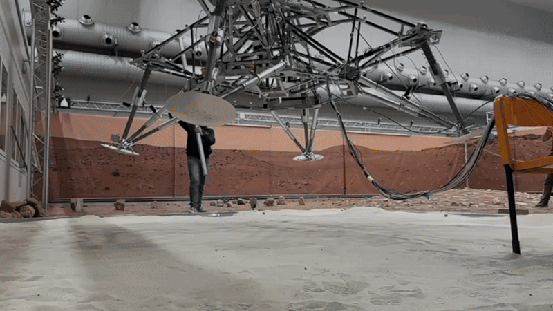 Slow-motion drop for ExoMars landing platform