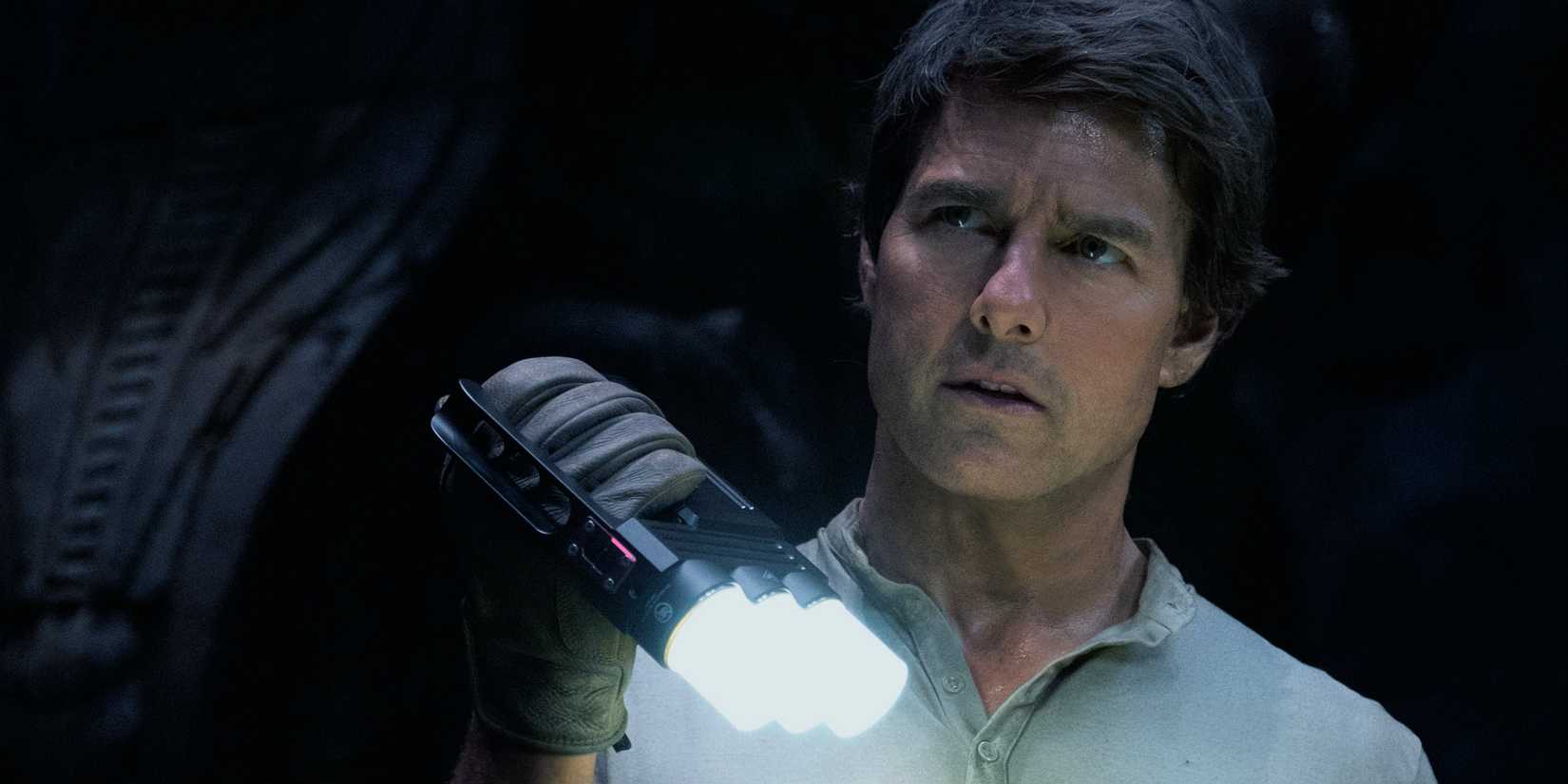 Nick Morton (Tomb Cruise) with a torch in The Mummy (2017)