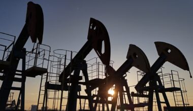 Oil gains as market weighs Iran, Russia supply risks; dealmaking for Venezuela in focus