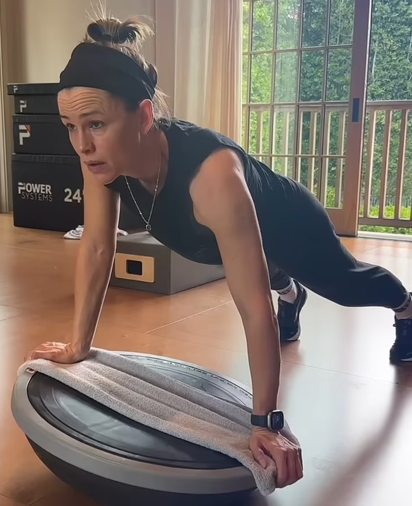 Jennifer Garner planking