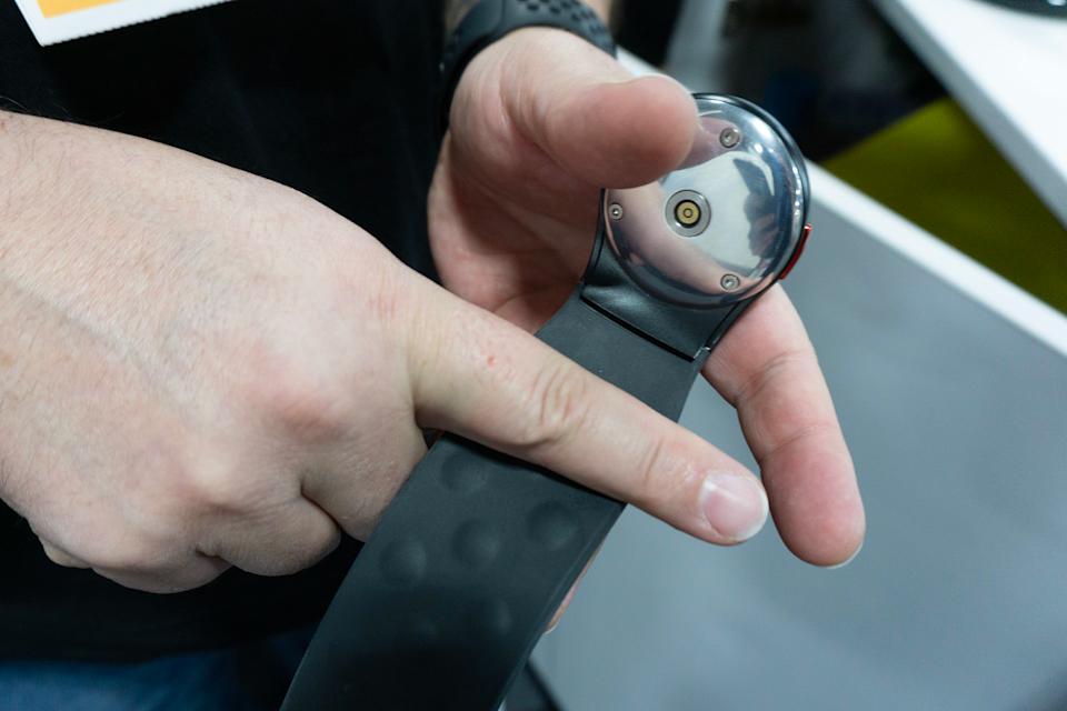 The bumps on the underside of the Aleye vibrate to form unique patterns.