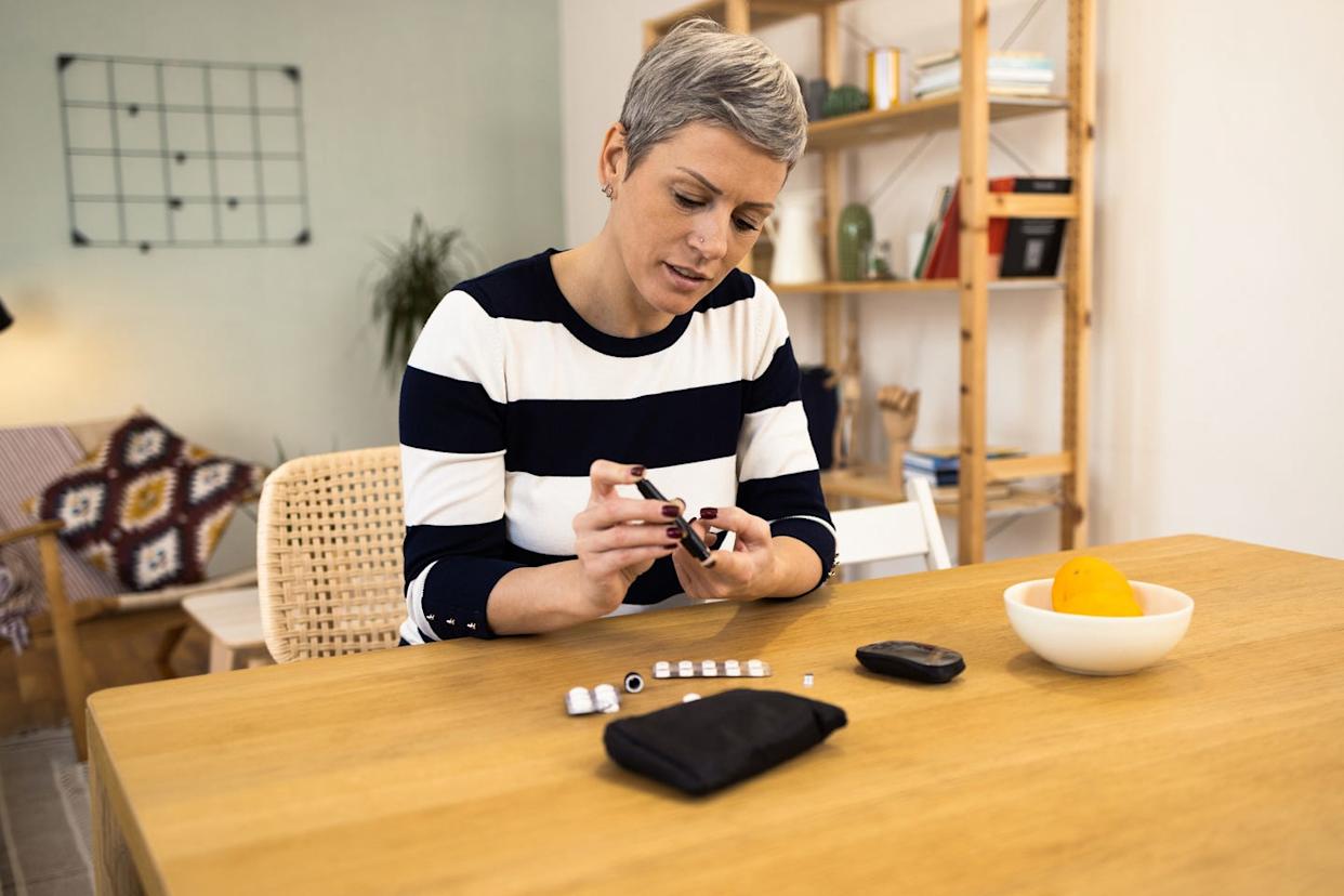 woman measuring her insulin level at home
