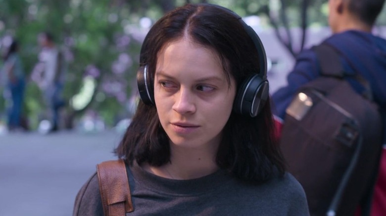 Ana Valeria Becerril as Sofía walking with over-ear headphones in Control Z