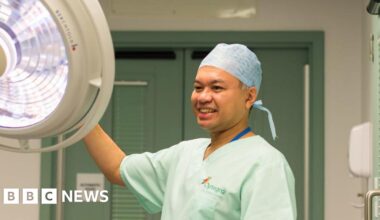 Eye surgeon warns of detached retina symptoms after his own op