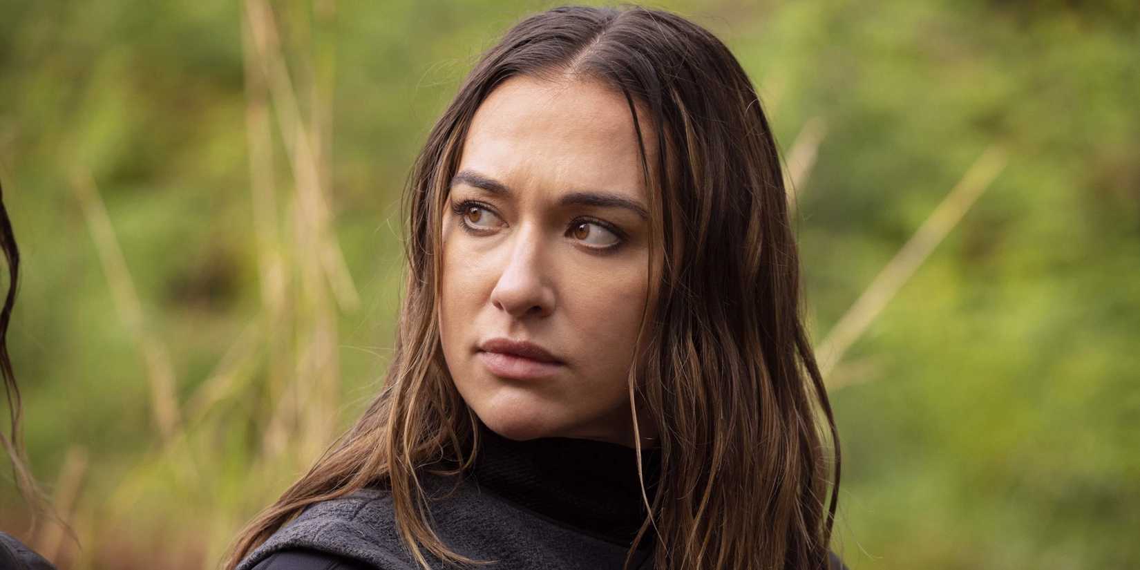 Echo frowning and looking sideways In The 100