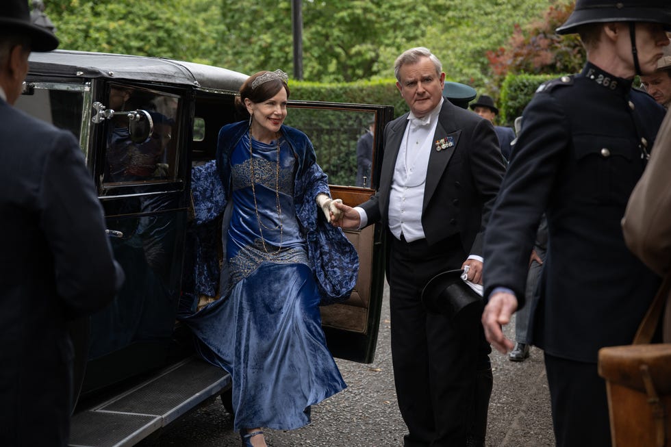 elizabeth mcgovern as cora grantham and hugh bonneville as robert grantham, downton abbey the grand finale