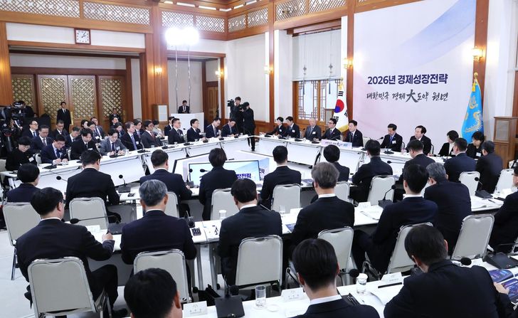 A government briefing on the 2026 economic growth strategy takes place at Cheong Wa Dae, Friday. Yonhap