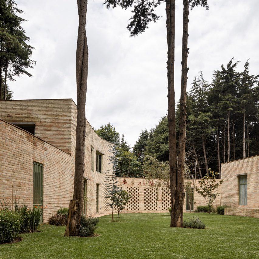 Brick house by Lanza Atelier