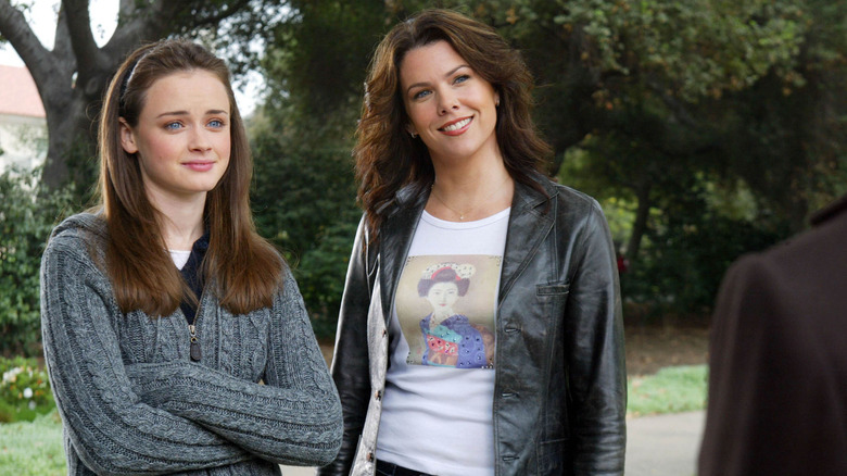 Lorelai Gilmore & Rory Gilmore standing outside in Gilmore Girls