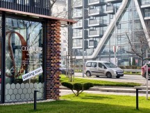 Daylight, telephoto cameras: vivo X300 Pro (3.5x) - 85mm, f/2.7, ISO 112, 1/400s (4080x3072px) - Honor Magic8 Pro vs. Oppo Find X9 Pro vs. vivo X300 Pro