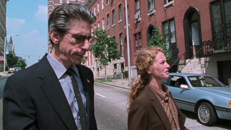 Detective John Munch (Richard Belzer) and Kay Howard (Melissa Leo) walk the streets in Homicide: Life on the Street