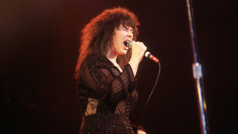 Ann Wilson of Heart singing into microphone in 1983