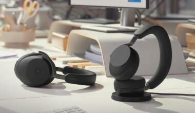 The Jabra Evolve3 85 and Evolve3 75 side by side on a desk