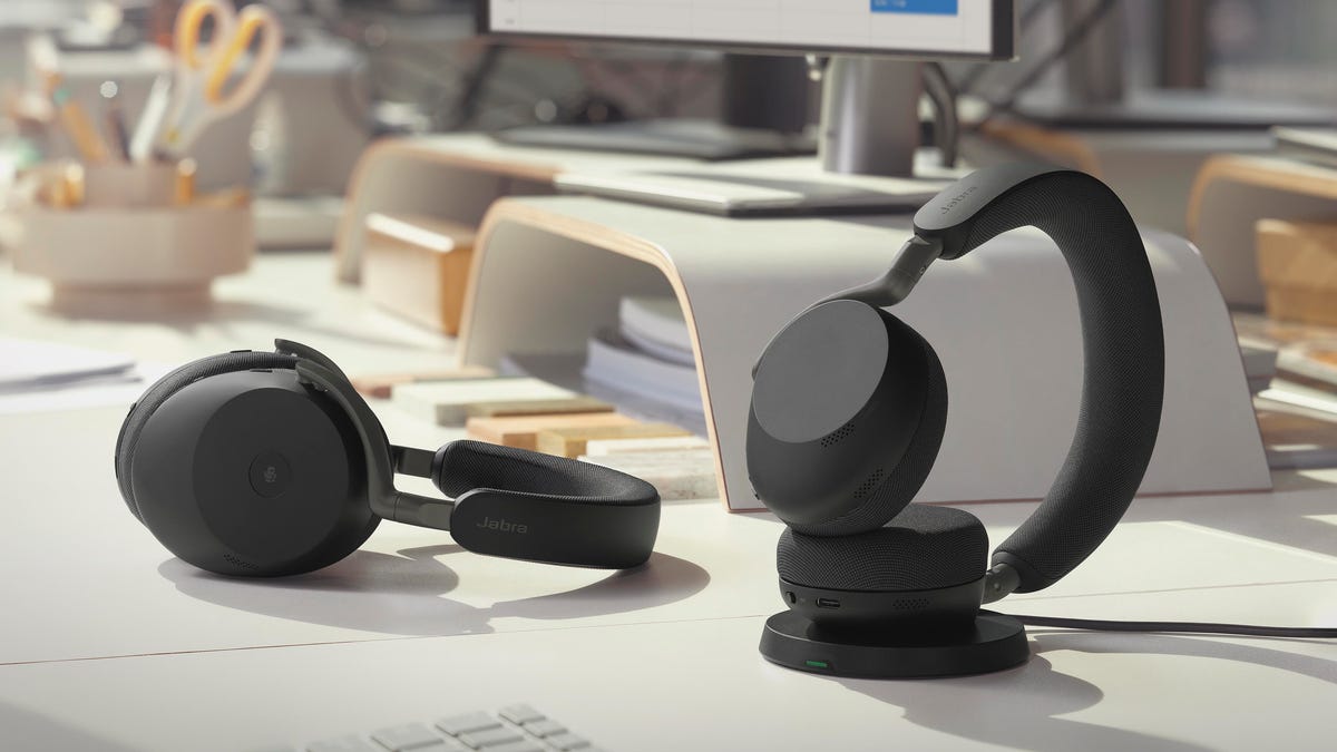The Jabra Evolve3 85 and Evolve3 75 side by side on a desk