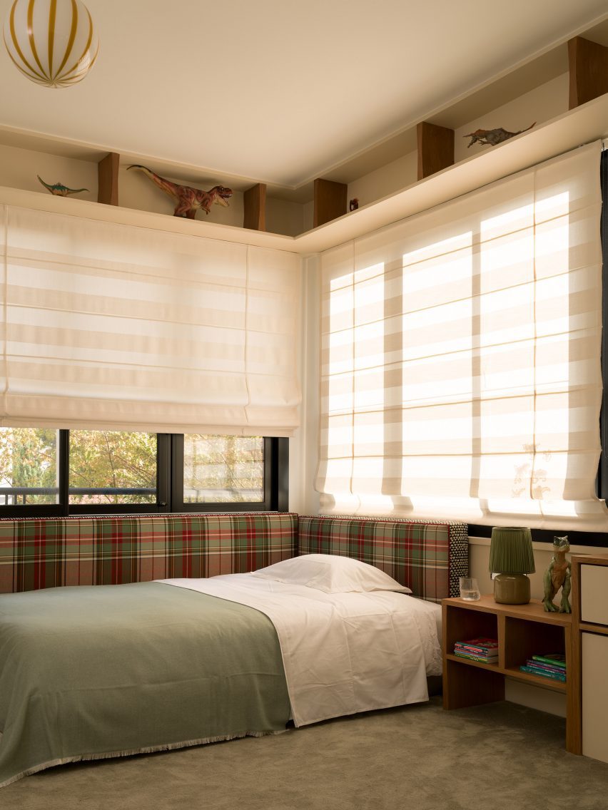 Tartan-style headboard in the kids' bedroom by Hauvette & Madani