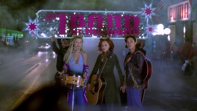 The titular leads of Josie and the Pussycats arriving in the big city (2001)