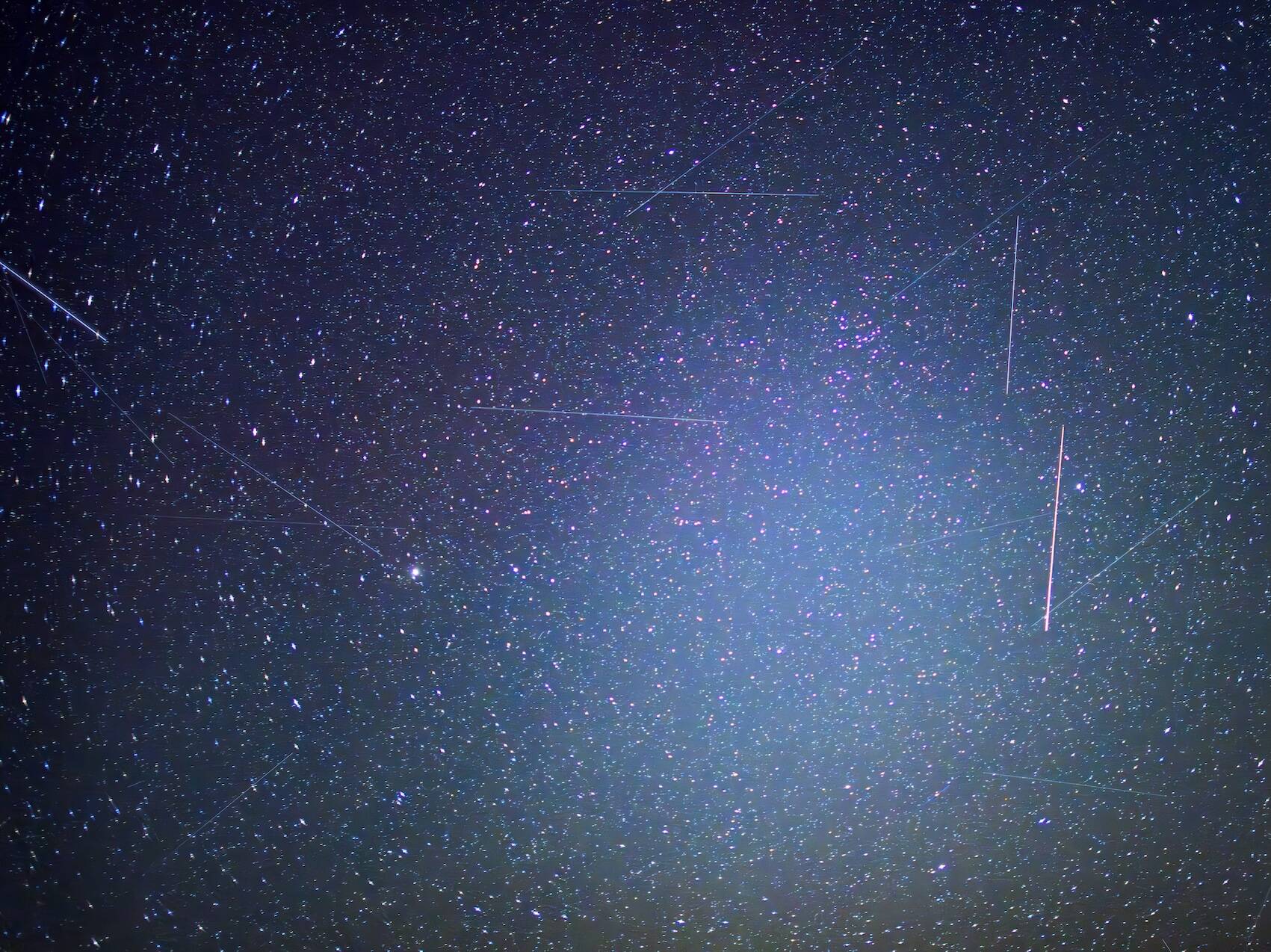 Satellites and other objects streak across the night sky above the Märkisch-Oderland district in eastern Brandenburg, captured with a 20-second exposure on 2 May 2024. (Keystone/Patrick Pleul/DPA) 645677970_highres.jpg