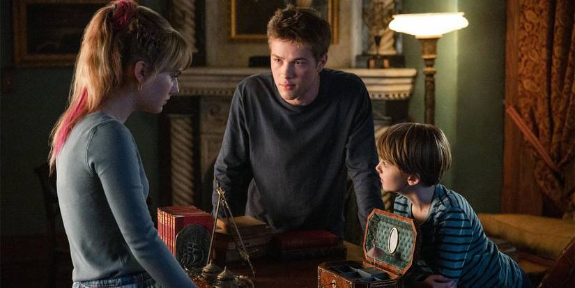 The Locke siblings talking seriously in the series 'Locke and Key.'