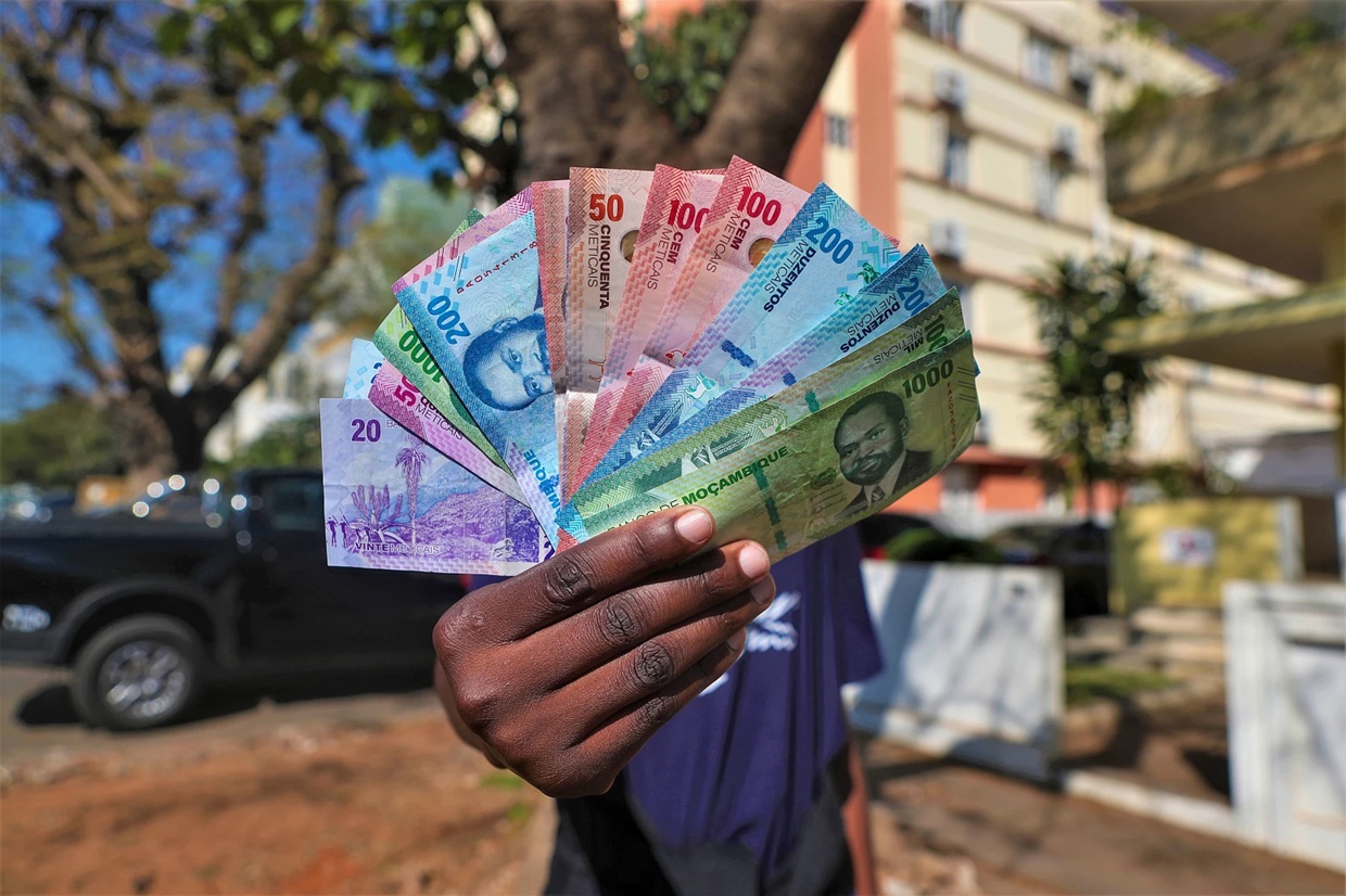 Oxford Economics sees risk of 'default' in Angola and Mozambique, expects Metical devaluation in Mozambique