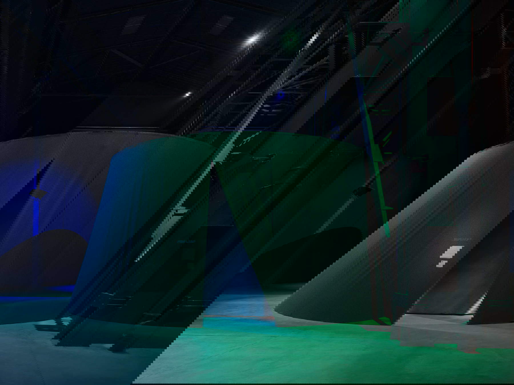 Exhibition layouts of the exhibition Nan Goldin. This Will Not End Well © Nan Goldin, courtesy of the artist, Gagosian and Pirelli HangarBicocca, Milan. Photo: Agostino Osio