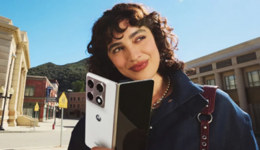 Motorola joins the foldable heavyweight fight with Razr Fold debut