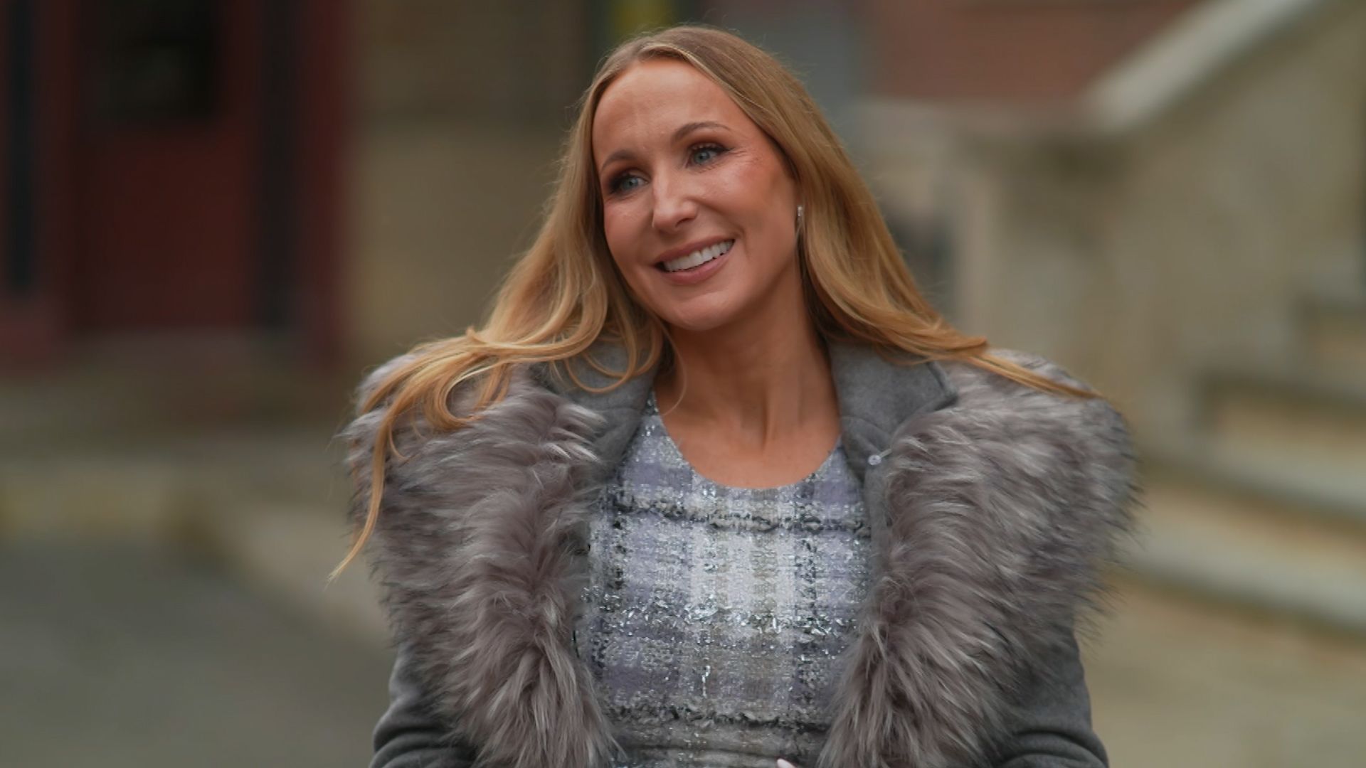 CNN's Stephanie Elam interviews Nikki Glaser, host of 2026 Golden Globes